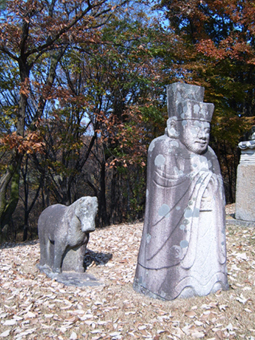 산릉 부역에 동원된 백성들에 의해 세워진 순릉 문인석. 